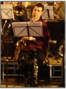 Moi jouant du saxophone ténor lors d'un concert en mars 2006